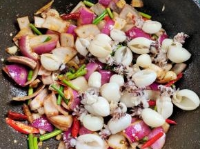 放入焯好水的墨鱼仔翻炒均匀！