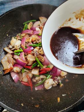 倒入提前调好的料汁儿！