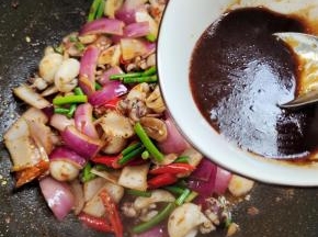 倒入提前调好的料汁儿！