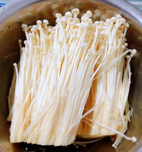 新鲜的金针菇去蒂洗净沥干水份备用