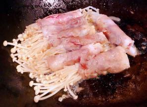 一面煎好轻轻的翻动煎至另一面成八分熟即可