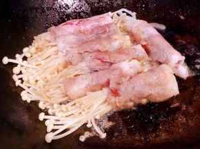 一面煎好轻轻的翻动煎至另一面成八分熟即可