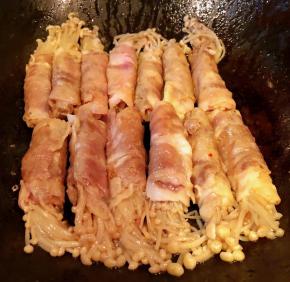 煎好的金针菇全部摆入锅中