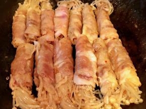 煎好的金针菇全部摆入锅中