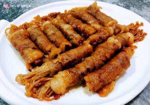 美味可口的肥牛金针菇卷装入盘中就大功告成了