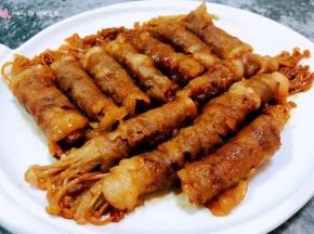 美味可口的肥牛金针菇卷装入盘中就大功告成了