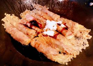 放入调味料糖、一品鲜酱油、蚝油