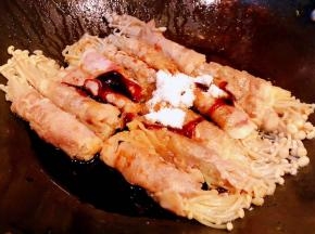放入调味料糖、一品鲜酱油、蚝油