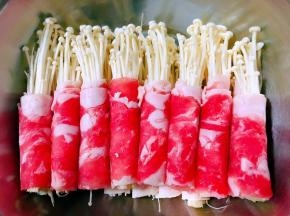 卷好的肥牛金针菇依次摆入容器中