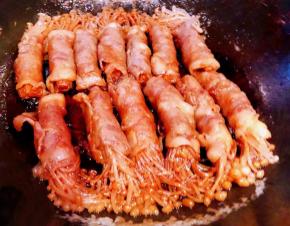 炖至汤汁快收干时放入盐和味精调味均匀即可出锅享用