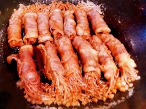 炖至汤汁快收干时放入盐和味精调味均匀即可出锅享用