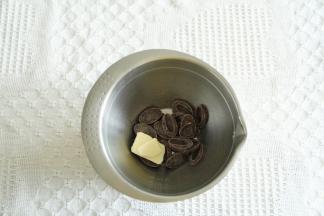 巧克力币和黄油放入干净盆中。这次选的是66%纯可可脂的巧克力，口感刚好，微甜不腻。
