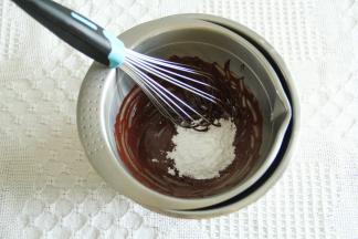 隔温热的水搅打至融化顺滑，加入糖粉。