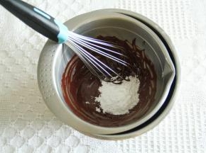 隔温热的水搅打至融化顺滑，加入糖粉。