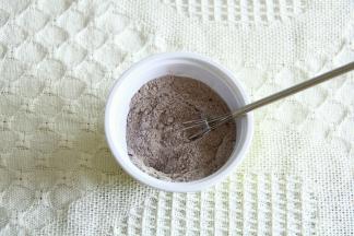 低粉、可可粉、奶粉搅打混合均匀。