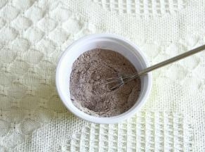 低粉、可可粉、奶粉搅打混合均匀。