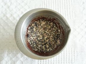 继续隔温热的水搅打到糖粉与其混合。倒入全部的燕麦片。