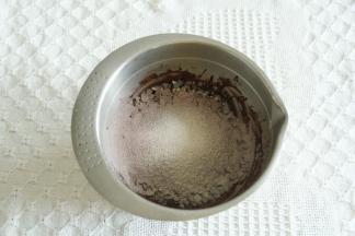 一起筛入盆中。