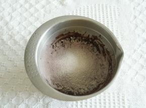 一起筛入盆中。