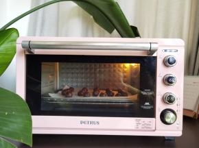 全部操作好，放入预热好的烤箱中层偏下。调160度，烘烤20分钟即可！烘烤的过程，可可香味飘散出来！好香啊！