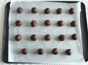 预热烤箱，上下180度。带上PVC手套，分成15克一个，搓成球，排入垫了油纸的烤盘上。