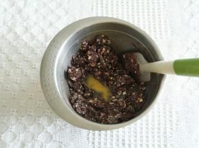 接着开始混合。用刮刀切拌按压均匀，初步混匀后加入全蛋液，继续混匀。如果力气不够大，就带上PVC手套按压混匀。