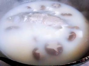 汤汁时放入香菇一起慢慢煮至汤汁奶白