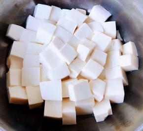 豆腐切成大小均匀的块状在开水中烫一下捞出放入冷水中过凉再沥干水分