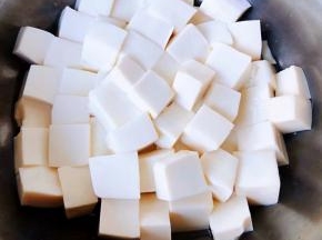 豆腐切成大小均匀的块状在开水中烫一下捞出放入冷水中过凉再沥干水分
