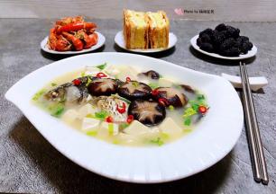 搭配小面饼、蝼蛄虾、爽口水果一起吃美极了