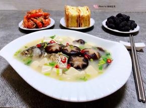 搭配小面饼、蝼蛄虾、爽口水果一起吃美极了