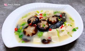 鲜美可口的香菇鲫鱼豆腐汤装入容器中再撒上红辣椒颜值瞬间爆棚