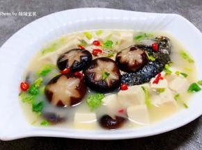 鲜美可口的香菇鲫鱼豆腐汤装入容器中再撒上红辣椒颜值瞬间爆棚