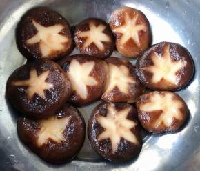 香菇割出花形图案既美观又易入味