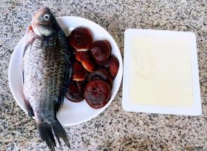 准备原材料新鲜的鲫鱼去腮和内脏洗净沥干水份、香菇去蒂洗净焯水断生后立即放入冷水中过凉再沥干水份、豆腐