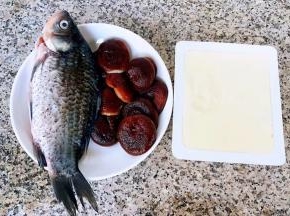 准备原材料新鲜的鲫鱼去腮和内脏洗净沥干水份、香菇去蒂洗净焯水断生后立即放入冷水中过凉再沥干水份、豆腐