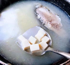 添加适量清水放入豆腐大火煮起来