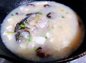 煮至汤汁奶白浓稠时放入调味料盐、味精、黑胡椒粉、醋调味均匀最后撒上香菜和葱花就大功告成了