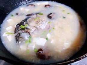 煮至汤汁奶白浓稠时放入调味料盐、味精、黑胡椒粉、醋调味均匀最后撒上香菜和葱花就大功告成了
