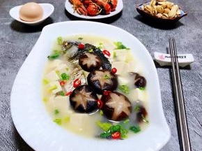 香菇鲫鱼豆腐汤营养价值超级丰富经常食用对身体有益