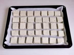 烤盘垫油纸，摆上豆腐块，用牙签扎一些小孔，便于入味儿。