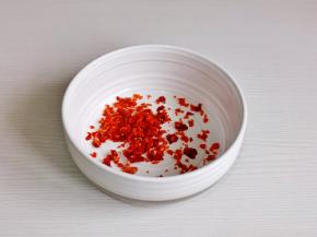 辣椒碎放入碗中。