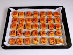 酱料刷在豆腐块上。