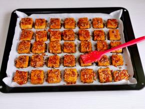 取出翻面再刷上一层酱料。