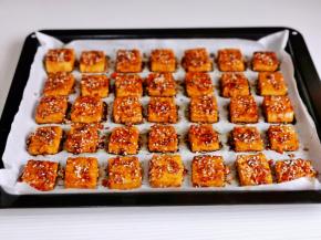 撒上白芝麻，入烤箱再烤15分钟即可。