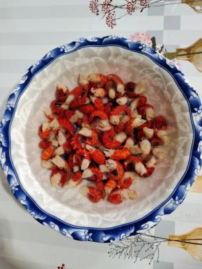 龙虾尾解冻后，反复用清水清洗三到四遍！