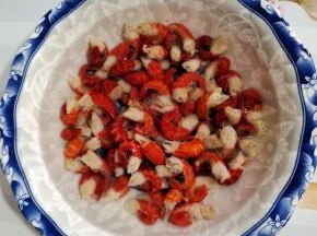 龙虾尾解冻后，反复用清水清洗三到四遍！