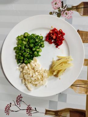 蒜瓣切成小块，生姜切成丝，尖椒和小米辣切成圈儿，备用！