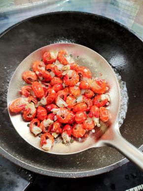 油温七成热，放入虾尾炸只颜色红亮！（大概炸2分钟左右即可！）捞出控油备用！