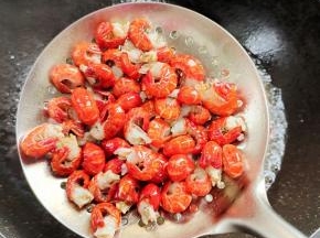 油温七成热，放入虾尾炸只颜色红亮！（大概炸2分钟左右即可！）捞出控油备用！